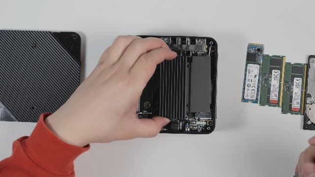 MINISFORUM Venus Series UM773 Lite Mini PC AMD Ryzen 7 7735HS Desktop Computer, DDR5-4800 32GB 1TB PCIe4.0 SSD, 2.5Gbps LAN, 2X4K HDMI, 1X8K USB4 Output, Radeon 680M Graphics Micro PC
