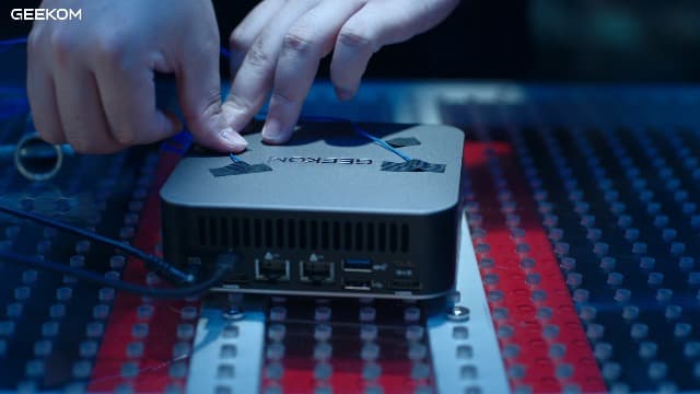 GEEKOM AE8 Max Mini Desktop Computer, AMD Ryzen7 8745HS(8C/16T,up to 4.9GHz),32GB DDR5 RAM & 1TB SSD, Mini PC Windows 11 Pro/AMD Radeon 780M/USB3.2 * 4/2.5G LAN for Gaming/Business