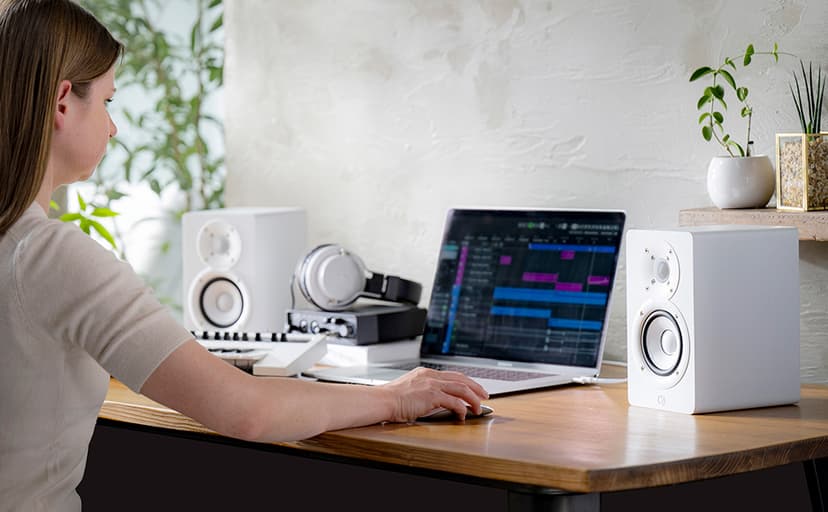 Yamaha HS3 Powered Studio Monitor in Black, Pair (HS3 B)